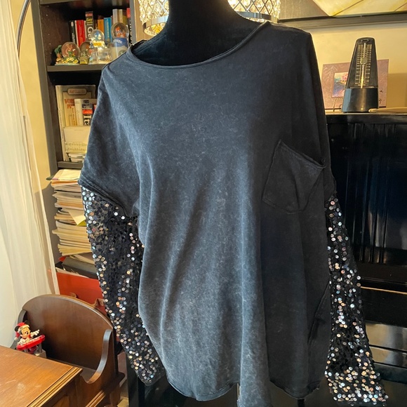 Free People NEW Celine Sequined Sleeve Tee Size Large NWT - Picture 3 of 7